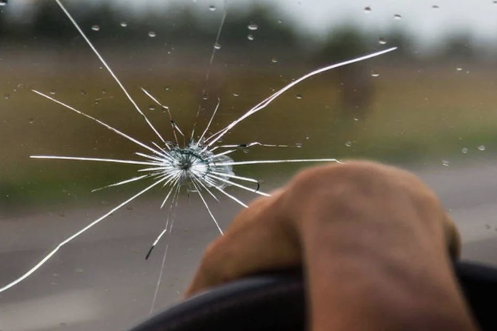 Net ir nedidelė įdauža automobilio stikle gali greitai virsti pavojingu įtrūkimu, todėl svarbu ją kuo greičiau remontuoti.